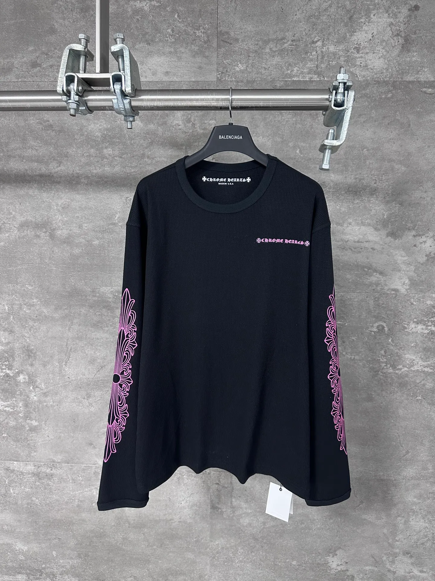 P230 💰 Chrome Hearte/Chrome Heart 25SS New Pink Letter Sanskrit Waffle Long Sleeve CH New Pink Letter Sanskrit Waffle Long Sleeve. Full size shipped. The original version was purchased from Hangzhou National Specialty School for 18000. The fabric is made of 280 grams of cotton waffle material. The printing uses white ink heat transfer technology. Piece cutting + garment printing. (piece pressing + semi-finished product machine pressing). Customized accessories. Same style for men and women. Work details and texture are very good Size: S M L